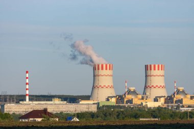 Nükleer enerji santrali hava atmosferine buhar yayıyor. Atom enerjisi üretimli sanayi bölgesi