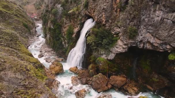 Kapuzbasi vattenfall i Aladaglar nationalpark i Turkiet — Stockvideo