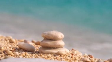 Deniz kenarındaki taş piramidi. dengeli taşlar