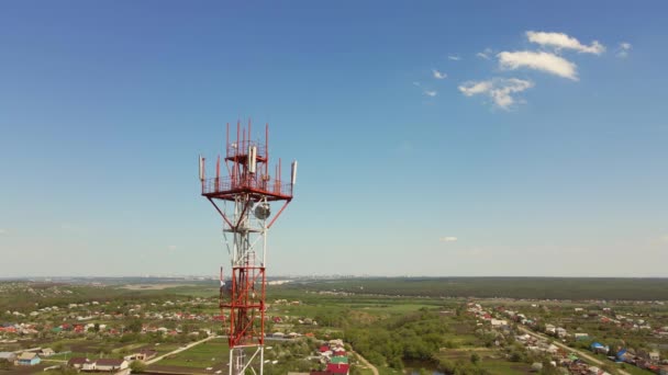Zoom out πτήση από πύργο τηλεπικοινωνιακής κεραίας με 5G και 4G βασικό δίκτυο — Αρχείο Βίντεο