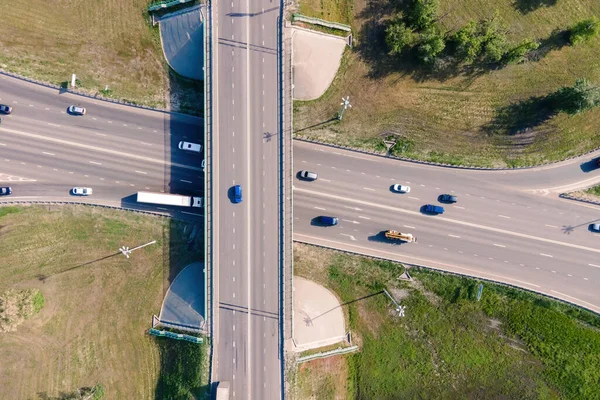 Yol kavşağının hava görüntüsü ya da yoğun şehir trafiğiyle kesişen yol