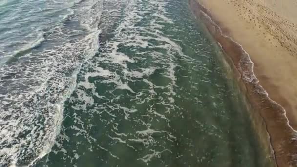 Вид с воздуха на пляж Патара, сверху вниз вид на море — стоковое видео