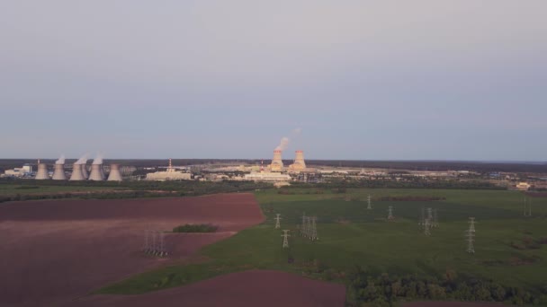 Kärnkraftverk, kyltorn för kärnkraftverk. — Stockvideo