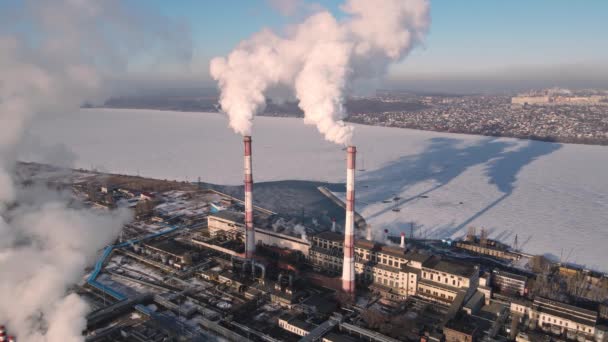 Vista aérea de la zona industrial con emisión en fábrica de gas carbónico y humo — Vídeos de Stock