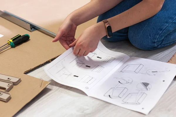 Kadın Okuyan Mobilya Kılavuzu 'nu toplayın. Yeni Eve Taşın