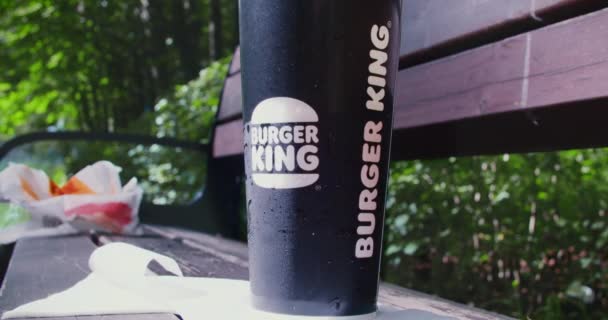 러시아 모스크바 2021 Burger King Restaurant Logo Paper Cup Cola — 비디오