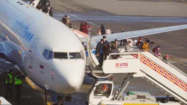 Passagiere Beim Aussteigen Aus Dem Flugzeug Boeing 737 Der Billigfluggesellschaft — Stockvideo