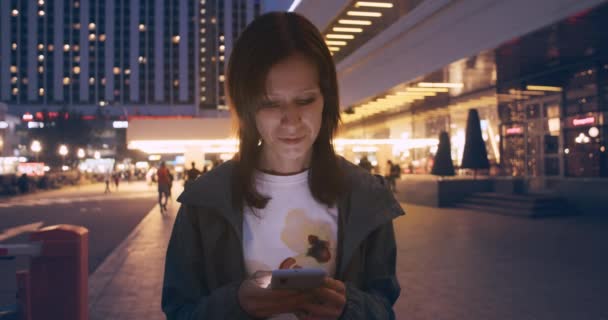 Jovem Mulher Usando Smartphone Navegação Mensagens Line Mensagens Texto Telefone — Vídeo de Stock