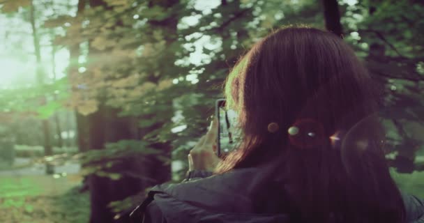 Mujer Mantenga Teléfono Celular Móvil Alegre Tomar Foto Pacífica Puesta — Vídeo de stock