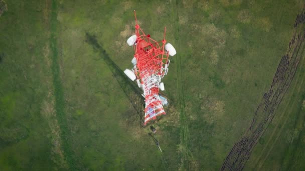 Flygfoto omloppsbana av antenn med 5G-teknik. — Stockvideo