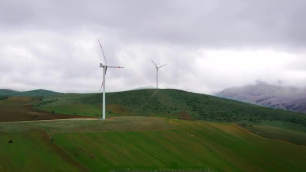 Εναέρια Drone Άποψη Του Αιολικού Πάρκου Στροβίλων Παραγωγής Ανανεώσιμης Ενέργειας — Αρχείο Βίντεο