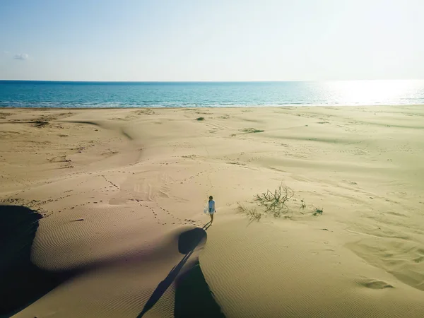 Frau Steht Auf Welligen Sanddünen Wüstenstrandlandschaft Bei Goldenem Sonnenuntergang Licht — Stockfoto