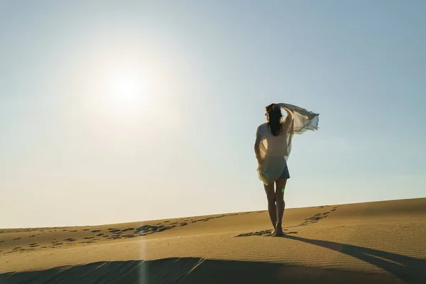 Mulher Sobre Dunas Onduladas Areia Paisagem Deserto Pôr Sol Dourado — Fotografia de Stock