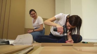 Evdeki mobilyaların montajı, yeni evdeki bir kaç kadının işi.