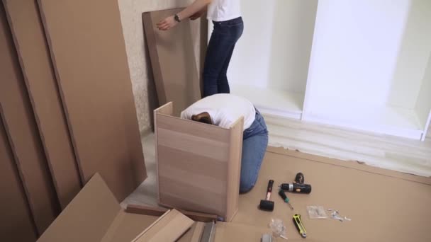 Auto Ensamblaje Muebles Casa Por Pareja Mujeres Apartamento Nueva Casa — Vídeos de Stock