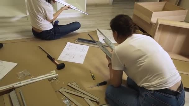 新公寓里的妇女在家里自行组装家具 — 图库视频影像
