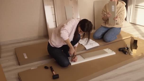Mulheres Mudam Para Casa Nova Auto Montar Móveis Juntos Mover — Vídeo de Stock