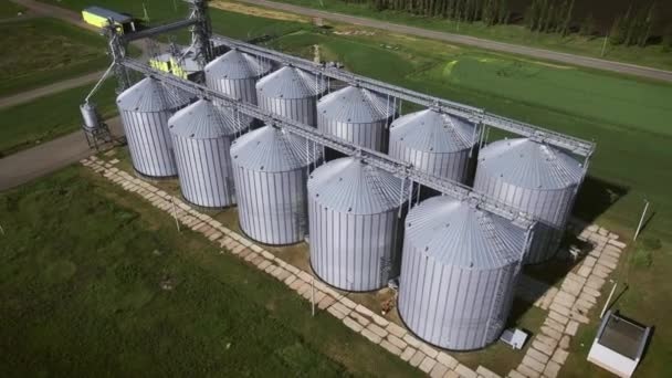 Vista aérea sobre silos de grano agrícola — Vídeos de Stock