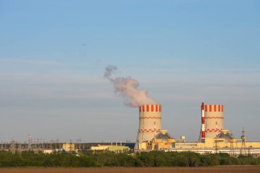 Nükleer enerji santrali yenilenebilir enerji kaynağından temiz enerji üretiyor. Atom enerjisi üretimli sanayi bölgesi