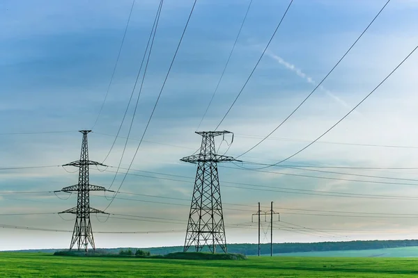 Yüksek voltajlı elektrik hatları. Elektrik dağıtım istasyonu. Yüksek voltajlı elektrik iletim kulesi. Elektrik hatları olan dağıtım elektrik santrali