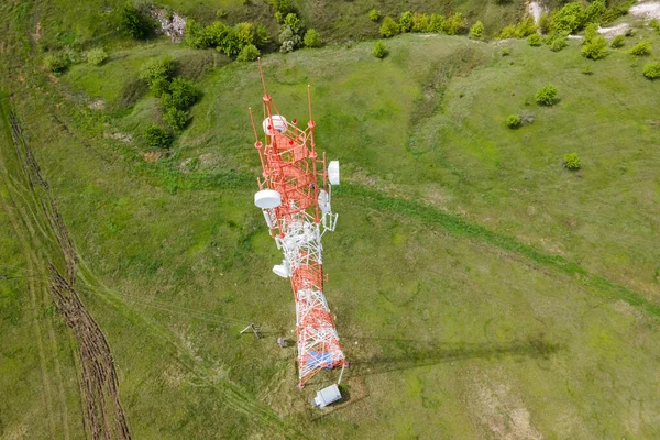 Vista Aérea Torre Telecomunicações Nos Campos Agrícolas Rurais Com Antenas — Fotografia de Stock