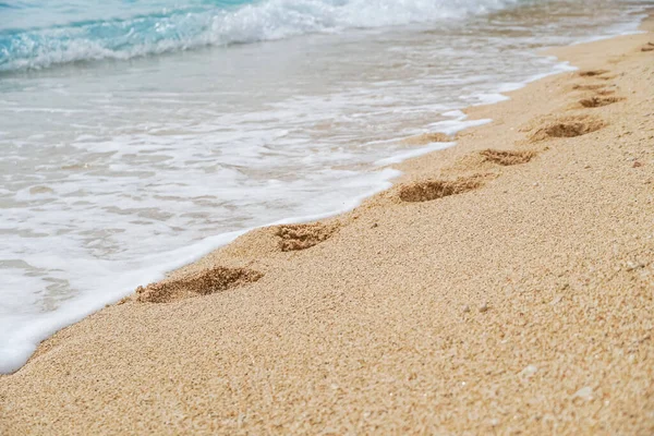 Θαλάσσια Κύματα Ξεπλένουν Πατημασιές Στη Χρυσή Άμμο Στην Παραλία Ανανέωση — Φωτογραφία Αρχείου