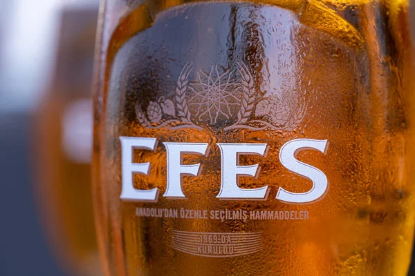 İstanbul, Türkiye 'deki kaldırım kafesinde bardaklar dolusu bira Efes