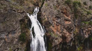 Türkiye 'deki Kapuzbasi Aladaglar Milli Parkı' nda Şelale