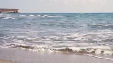 Deniz dalgaları kumsala çarpıyor. Arkaplan görüntüleri