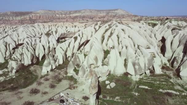Kapadokya 'da günbatımında vadideki antik kayalıkların manzarası — Stok video