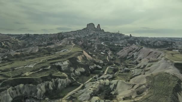 Беспилотник долины Каппадокии замка Учисар в Турции — стоковое видео