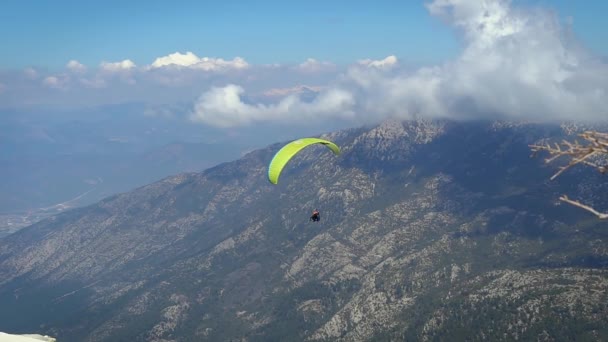 Parapente Eleva Sobre Parapente Cielo Montaña Deporte Extremo Las Montañas — Vídeos de Stock