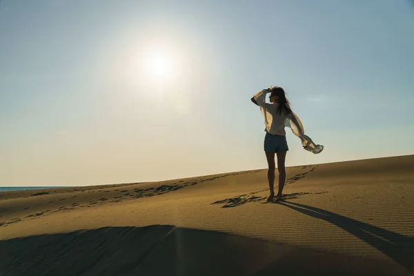 Женщина Стоящая Волнистых Песчаных Дюнах Пустынном Ландшафте Золотом Закате Света — стоковое фото