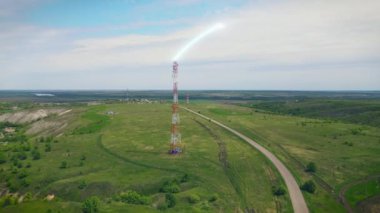 5G teknolojili telekomünikasyon kulesi, animasyon dijital kablosuz sinyal
