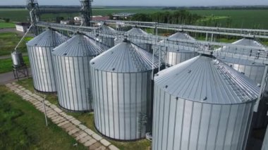 Tahıl depolama ve işleme için fabrikanın hava görüntüsü, silo sistem tankları, tahıl ambarı ve asansör