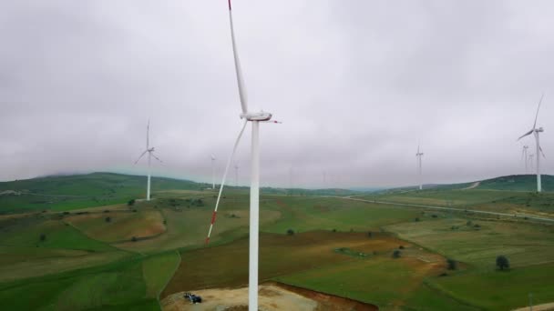 Parque eólico que produce energía renovable Goldwind es la industria energética — Vídeos de Stock