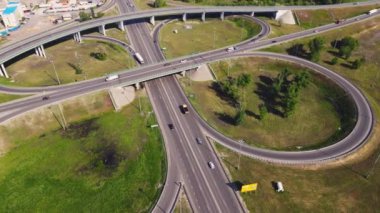 Hareket halindeki arabalarla yol kavşağının havadan görüntüsü. Yol kavşağı veya otoyol kavşağı