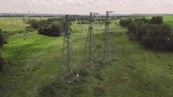 Nagyfeszültségű Elektromos Vezeték Ipari Villamosenergia Vezeték Torony Villamosítás Vidéki Táj — Stock videók