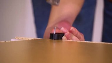 Kendi kendine toplanan mobilyalar. Kadın LDF 'ye metal çiviyle giriyor