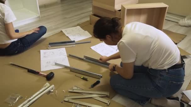 Mulheres Milenares Montando Móveis Diy Casa Chão Casal Mulheres Comprou — Vídeo de Stock