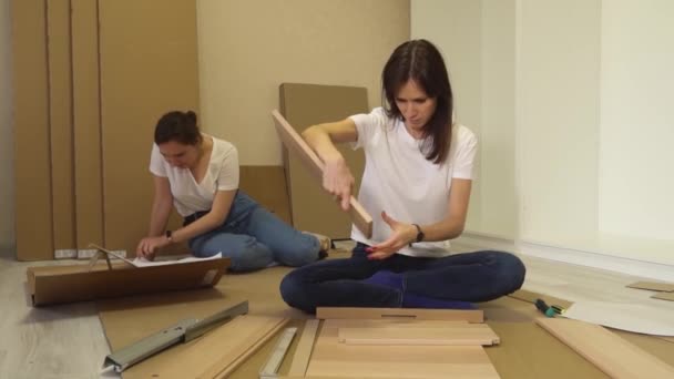 Millennial Vrouwen Doe Het Zelf Meubels Woonkamer Monteren Zelfassemblage Meubelconcept — Stockvideo