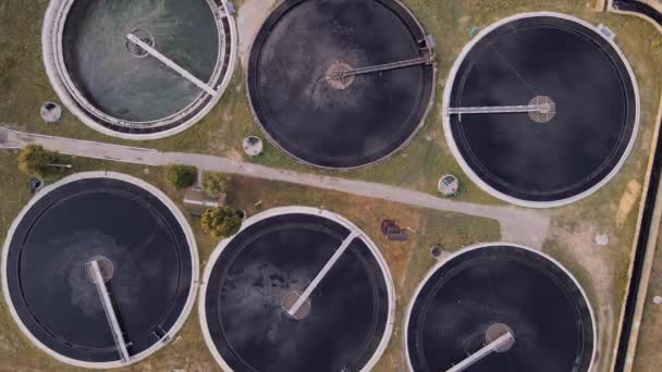 Vista Aérea Superior Tanque Sedimentación Una Instalación Tratamiento Aguas Residuales — Vídeo de stock