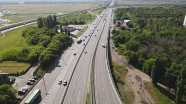 Yol kavşağının hava görüntüsü ya da yolda yoğun trafik hızıyla kesişen yol.