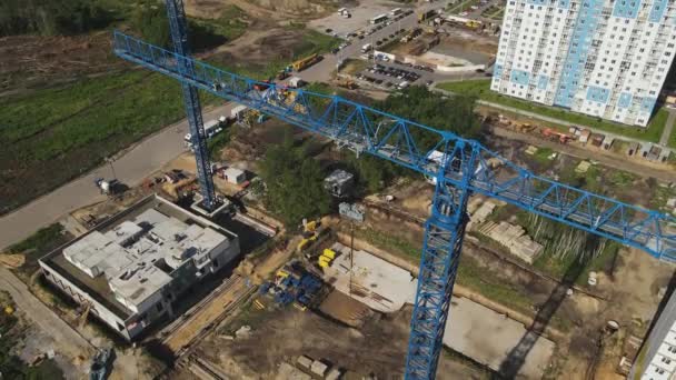 新築住宅建設現場の高い工業用タワークレーン — ストック動画