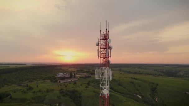 Телекоммуникационная антенна с базовой сетью 5G — стоковое видео