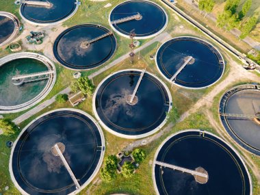 Rezervasyonun hava görüntüsü Katı temas netleştirici Tortu Tankı. Fabrikada endüstriyel su tedavisi