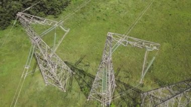 Endüstriyel elektrik kulesindeki yüksek voltaj hattı. Enerji aktarımı, başlık güç hattı ile.