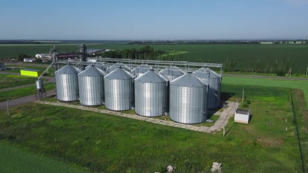 Arriba de los elevadores de grano. Graneros modernos de plata para el almacenamiento y procesamiento de granos — Vídeos de Stock