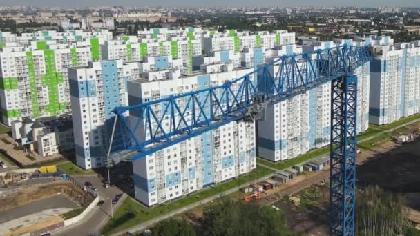 Vista aérea del dron de la grúa torre del sitio de construcción — Vídeo de stock