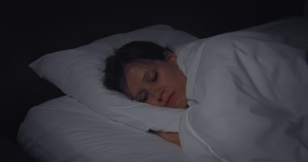Orolig Kvinna Sover Sängen Natt Mardröm Orolig Sömn Stress — Stockvideo